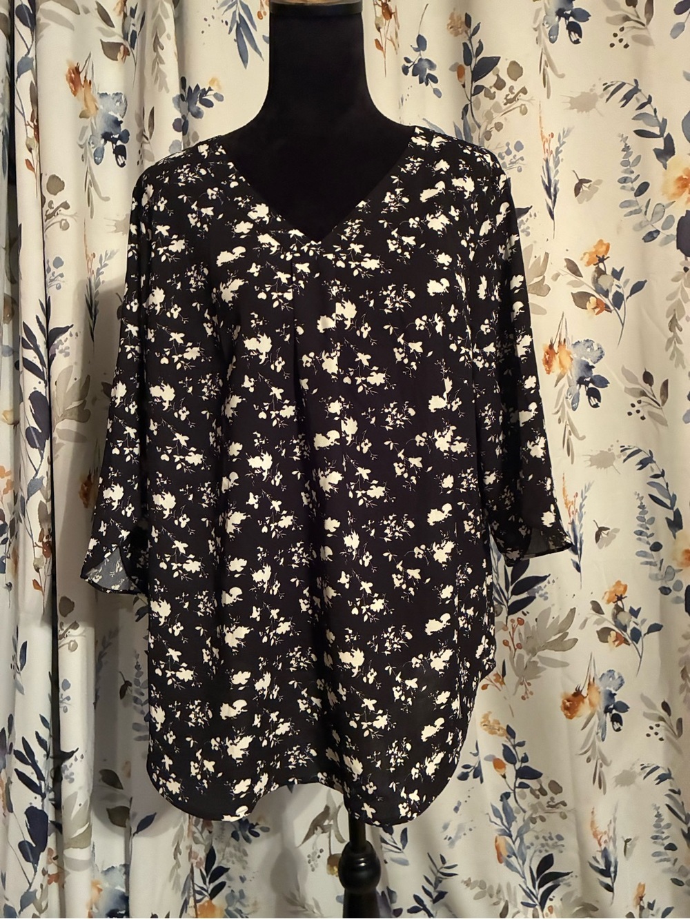 Black Floral V-Neck Women’s Blouse Size 1X B18